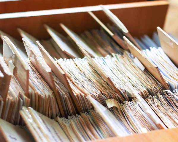 Cartelle di file in un armadietto, catalogo di schede in una libreria, chiudi — Foto Stock