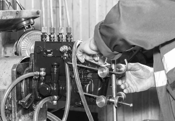 Profesionální mechanici testování vstřikovačů nafty ve své dílně, — Stock fotografie