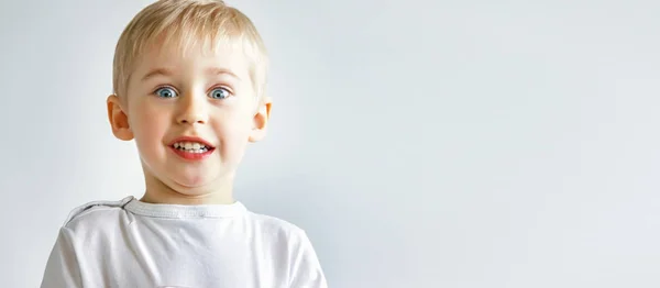 Lille pojken undrar och rädsla, barnet uttrycker känslor — Stockfoto