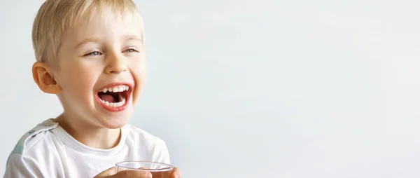 Alegre niño riendo mostrando dientes sanos, el niño expresa —  Fotos de Stock