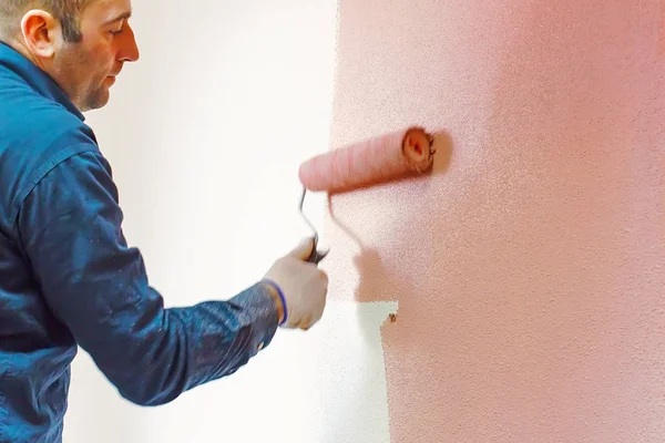 Segítségével egy FESTŐHENGER, miközben dolgozó Beltéri falfesték RASIT kézi — Stock Fotó
