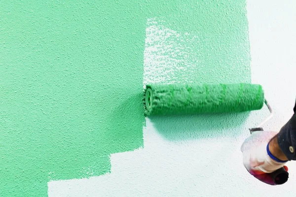 Растрова ручна настінна фарба використовує фарбувальний валик під час роботи в приміщенні — стокове фото