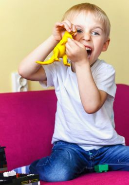 mutlu bebek çocuk oyuncak dinozor oynarken