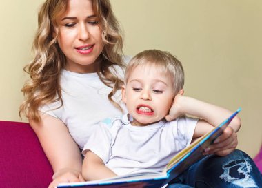 mutlu bebek çocuk anne onun için masal okur okumayı öğrenme  