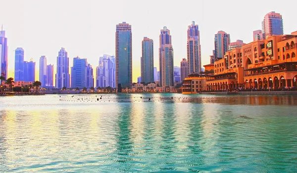 Fontaines chantantes promenade Dubaï sur le fond de l'architecte — Photo