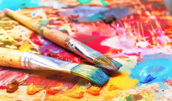 Używane Pędzle Palecie Artysty Kolorowe Farby Olejnej Rysunku Malarstwa — Zdjęcie stockowe