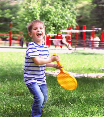 Küçük çocuk tenis mutlu neşeli çocuk bir raket st holding