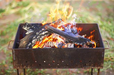 Yanan ateşi açık havada Barbekü için