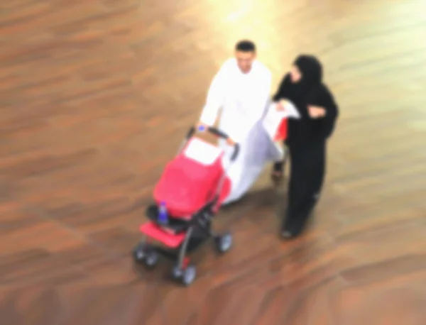 Arab sheikhs men and their wives and families in a mall make a p — Stock Photo, Image