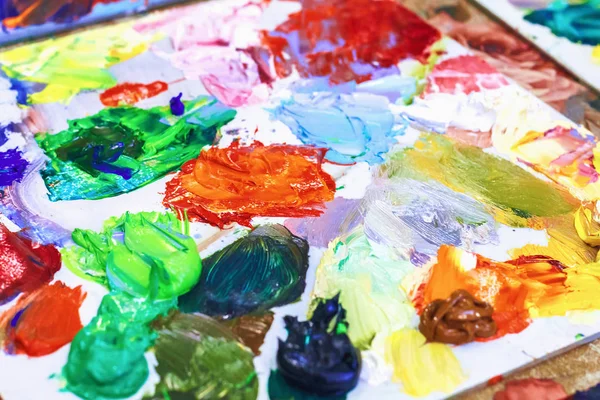 Farby olejne na palecie artysty do malowania — Zdjęcie stockowe