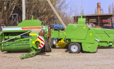 Biçerdöver ve birleştirme parçaları tesisinde satış için bekliyor,