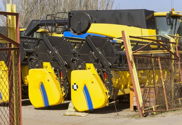 Rooiers en maaimachine onderdelen in de fabriek zijn wachten op asse — Stockfoto