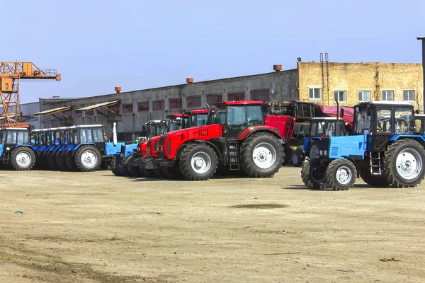 Moissonneuses-batteuses et tracteurs, machines agricoles, machines agricoles — Photo