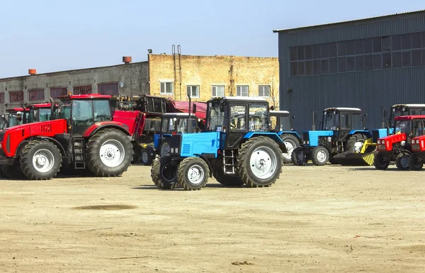 Combinaciones y tractores, maquinaria agrícola, maquinaria agrícola — Foto de Stock
