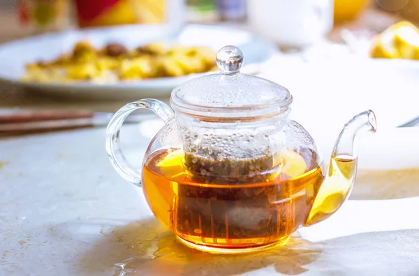 Tiszta üveg, gyógynövény tea az asztalon a forró illatos teát — Stock Fotó