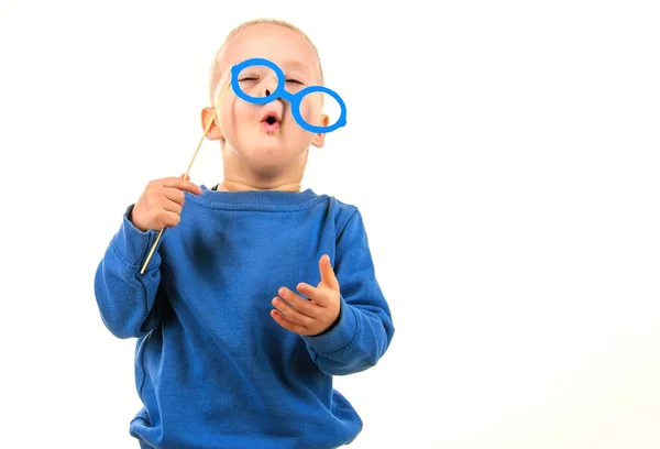 Feliz niño jugando con gafas de papel, riendo mientras doin —  Fotos de Stock