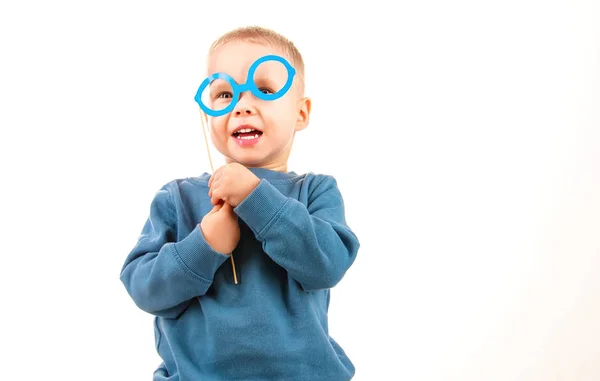 Feliz niño jugando con gafas de papel, riendo mientras doin —  Fotos de Stock