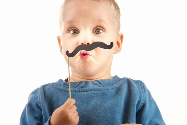 Glad liten pojke leker med ett papper mustasch, skrattar medan d — Stockfoto