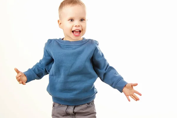 Niño feliz riendo mostrando dientes blancos, un niño expresando emoti —  Fotos de Stock