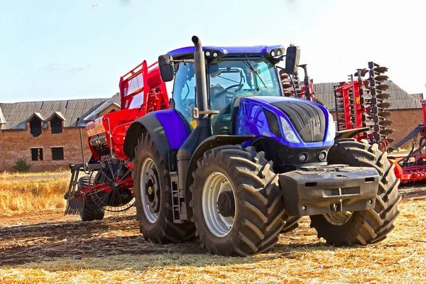 Traktor Modern Dan Pemanen Lapangan Selama Panen Panas — Stok Foto