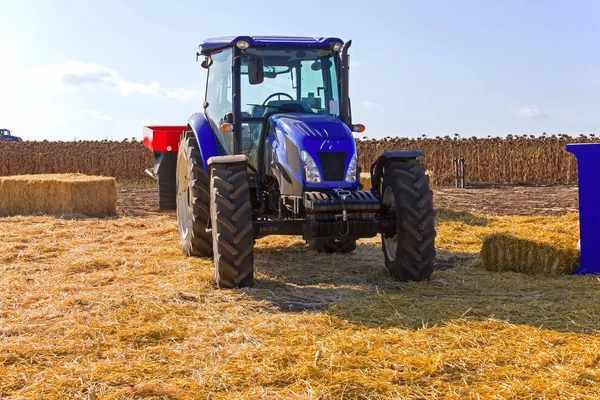 Tractor Moderno Una Exposición Campo Durante Una Cosecha Caliente — Foto de Stock