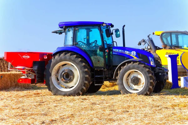 Ucrania, Mykolaiv 15 de septiembre de 2017. Tractor y cosechadora harves — Foto de Stock