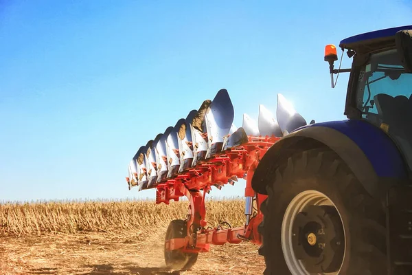 Combineer harvester, bezig met de oogst van een rijpe zonnebloem. A — Stockfoto