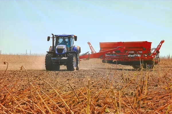 Combinar Colheitadeira Trabalhando Colheita Girassol Maduro Agricultura Área Cultivada Conceito — Fotografia de Stock