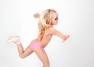 Güzel kız mayo ve duygular, gösteren gözlük 