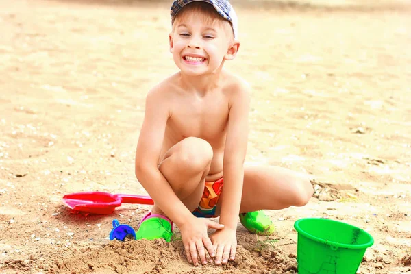 Menino brincando na areia em uma praia tropical — Fotografia de Stock
