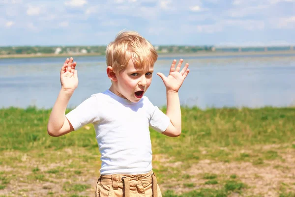 Happy baby boy visar känslor överraskning, gör ansiktet, — Stockfoto