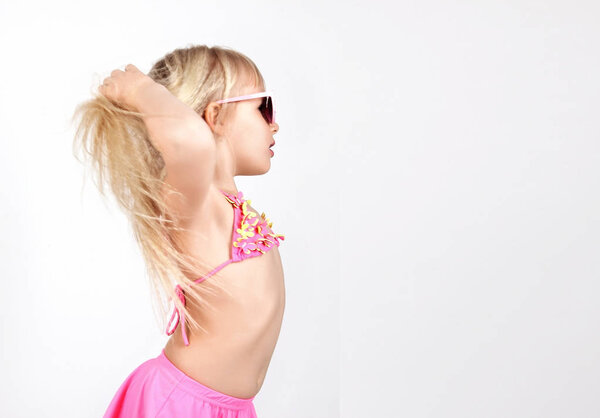 Красивая девушка в купальниках и очках, веселые танцы и
 