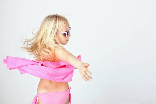 Красивая девушка в купальниках и очках, веселые танцы и
 