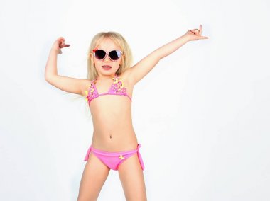 Güzel kız eğleniyor mayo ve gözlük, dans ve 