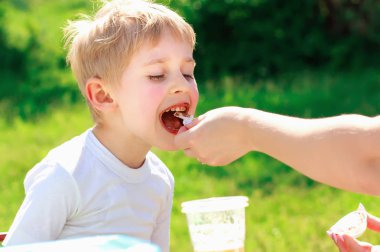 Şekerli tatlı çocuğu için açık havada besleme anne,  