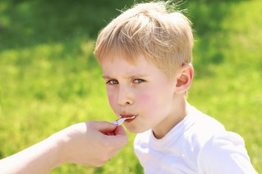 Şekerli tatlı çocuğu için açık havada besleme anne,