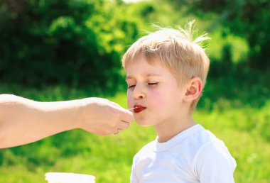 Annemin elinden çikolata tatlı yeme mutlu bebek çocuk,  