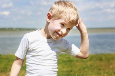 Alay ve oyalanmayı, Dil Gösterilen ve yapım küçük çocuk 