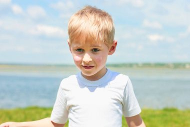 Alay ve oyalanmayı, Dil Gösterilen ve yapım küçük çocuk 