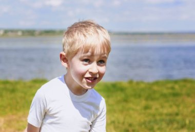 Alay ve oyalanmayı, Dil Gösterilen ve yapım küçük çocuk 