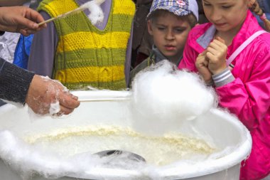 Çocuklar için pamuk şeker, Ukrayna 21 Mayıs 2017 bekliyor,