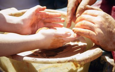 Ders yapma seramik veren bir çömlekçi.  