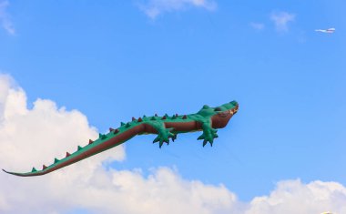 Parlak uçurtma Uçurtma Festivali, mavi gökyüzünde yüzen hava