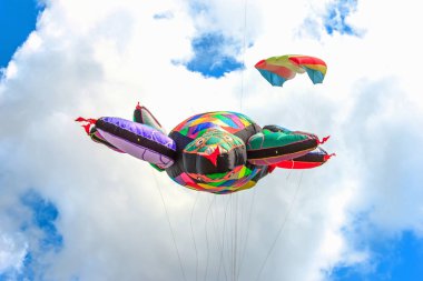 Renkli uçurtma açık gökyüzünde uçmak ücretsiz,