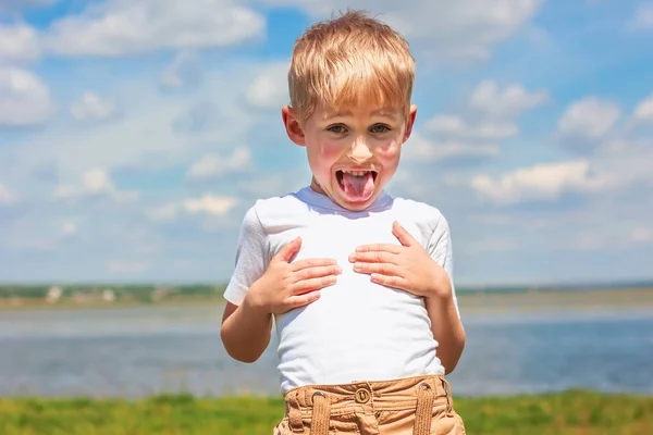 Menino brincando e brincando, mostrando língua e fazendo — Fotografia de Stock