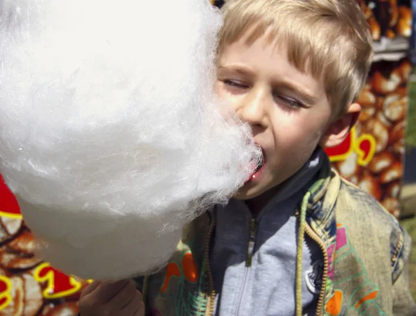 Küçük bir çocuk park, aşk lezzetli tatlı pamuk şeker yiyor