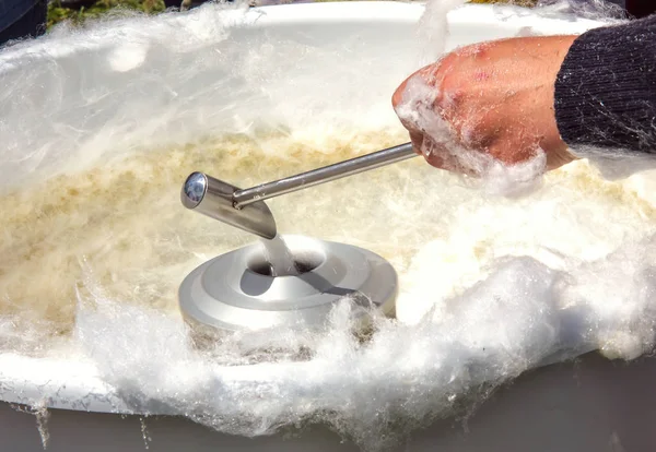 Şeker Makinası pamuk şeker pişirme süreci yakın çekim.  