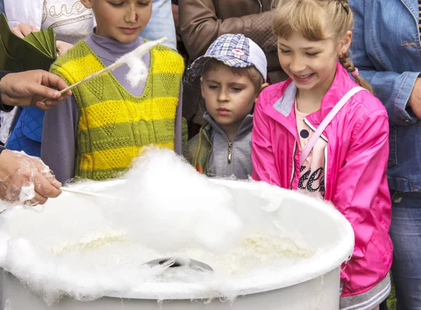 Crianças estão esperando por algodão doce Ucrânia Maio 21, 2017 , — Fotografia de Stock