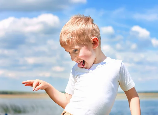 Anak kecil menggoda dan main-main, menunjukkan lidah dan membuat — Stok Foto