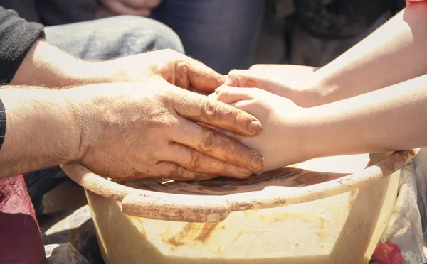 Ders yapma seramik veren bir çömlekçi.